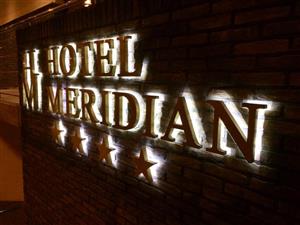 litere volumetrice iluminate cu led / efect de halou HOTEL MERIDIAN
